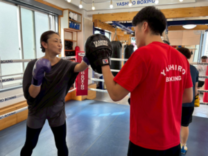 マダムたちも夢中！ミット打ちでストレス発散